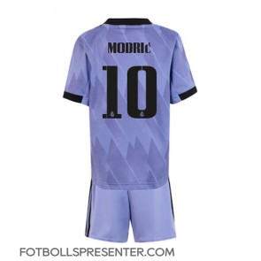 Real Madrid Luka Modric #10 Bortatröja Barn 2022-23 Kortärmad (+ korta byxor)